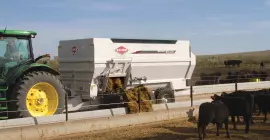 Distributrice BTC 172 traînée qui distribue de l’alimentation à des bovins de boucherie.