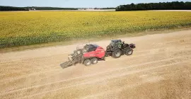 SB 1290 iD mettant en balles dans un champ de paille