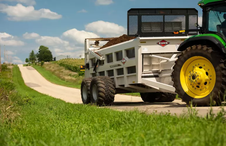 Vue de l'épandeur à caisson à chaîne KUHN HP 160 ProPush