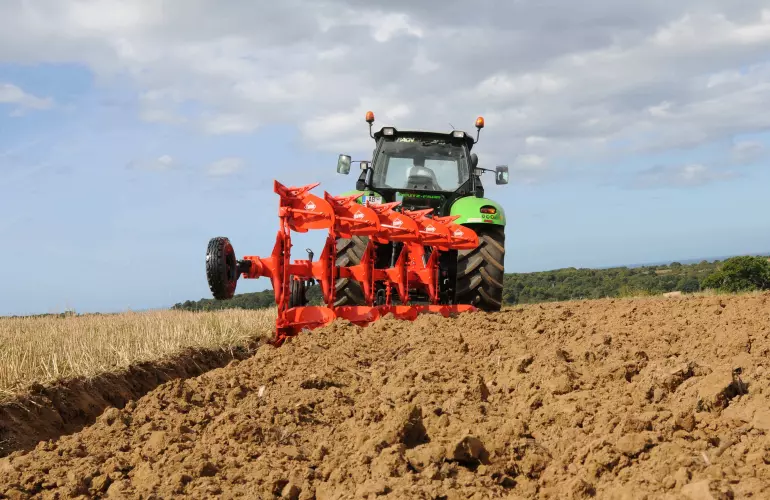 Charrues de série Master 103 de travail