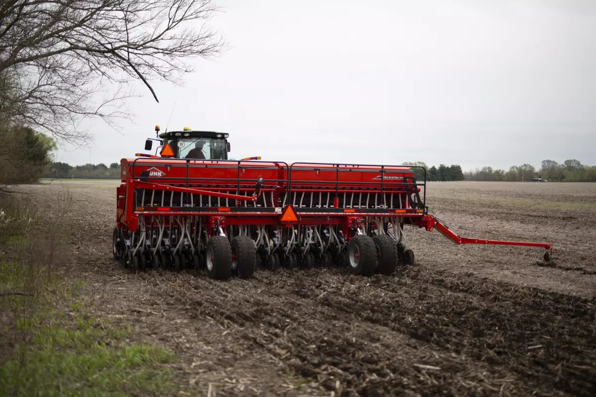 Un Tracteur John Deere Remorquant Un Semoir À Courroie Grimme BG215,  Plantant Des Pommes De Terre Sur Un Champ Sillonné Par Une Journée  Ensoleillée Au Printemps À Wirral, Dans Le Nord-ouest Du