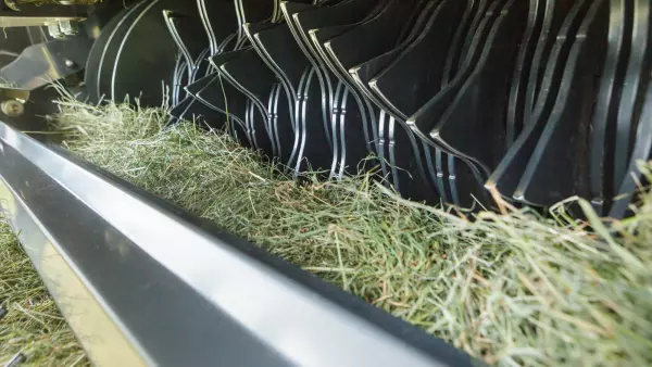 Le rouleau POWER FEED de KUHN est un rouleau de récolte entraîné qui permet un flux de récolte régulier