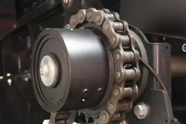 Tous les principaux composants d’alimentation des presses à grosses balles carrées KUHN sont équipés d’un embrayage à came.