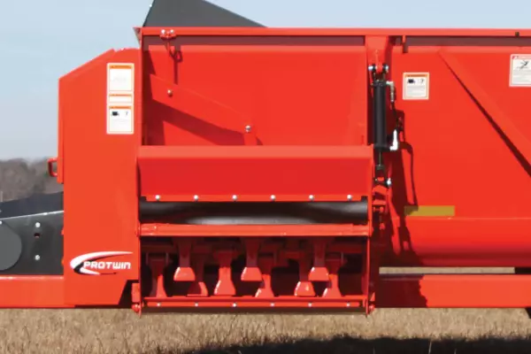 la décharge à 15 marteaux de l’épandeur SL 114.