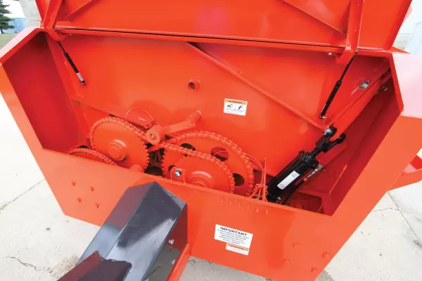 Une vue de l’entraînement avant de l’épandeur SL 114.