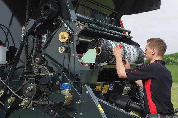 Un rouleau de filet rangé à l’intérieur de la presse