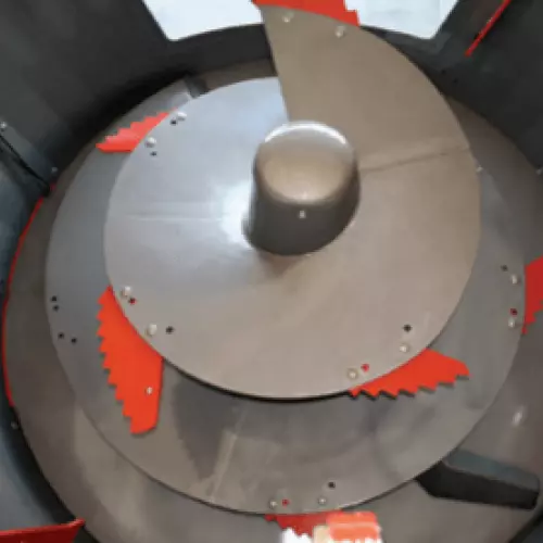 Vis résistantes à l’usure<br />Une vis résistante à l’usure est offerte sur le modèle SPW. La mélangeuse SPW utilise le matériau résistant à l’usure K-Nox de KUHN pour les vis résistantes à l’usure, afin de réduire l’usure. <br /><br />Revêtements intérieurs en acier inoxydable<br />Le revêtement intérieur en acier inoxydable de la cuve de mélange de 30 po est offert aux producteurs pour les applications où l’usure est plus forte.