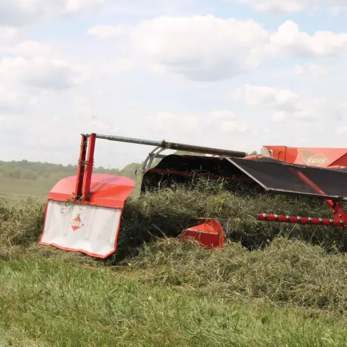 La plaque d’andainage en option sur le côté droit du modèle MM 1100