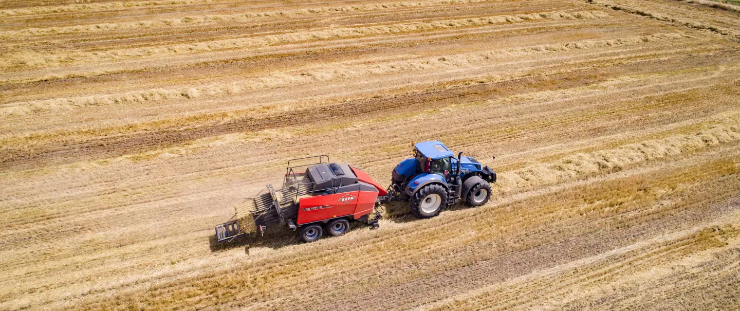 SB 1290 iD mettant en balles dans un champ de paille