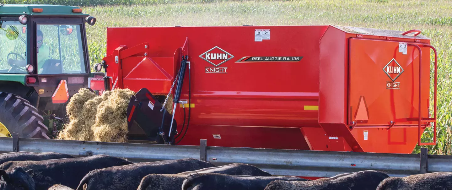 En avant-plan, vous pouvez voir une mélangeuse RA 136 qui distribue des aliments à un parc d’engraissement du bétail.