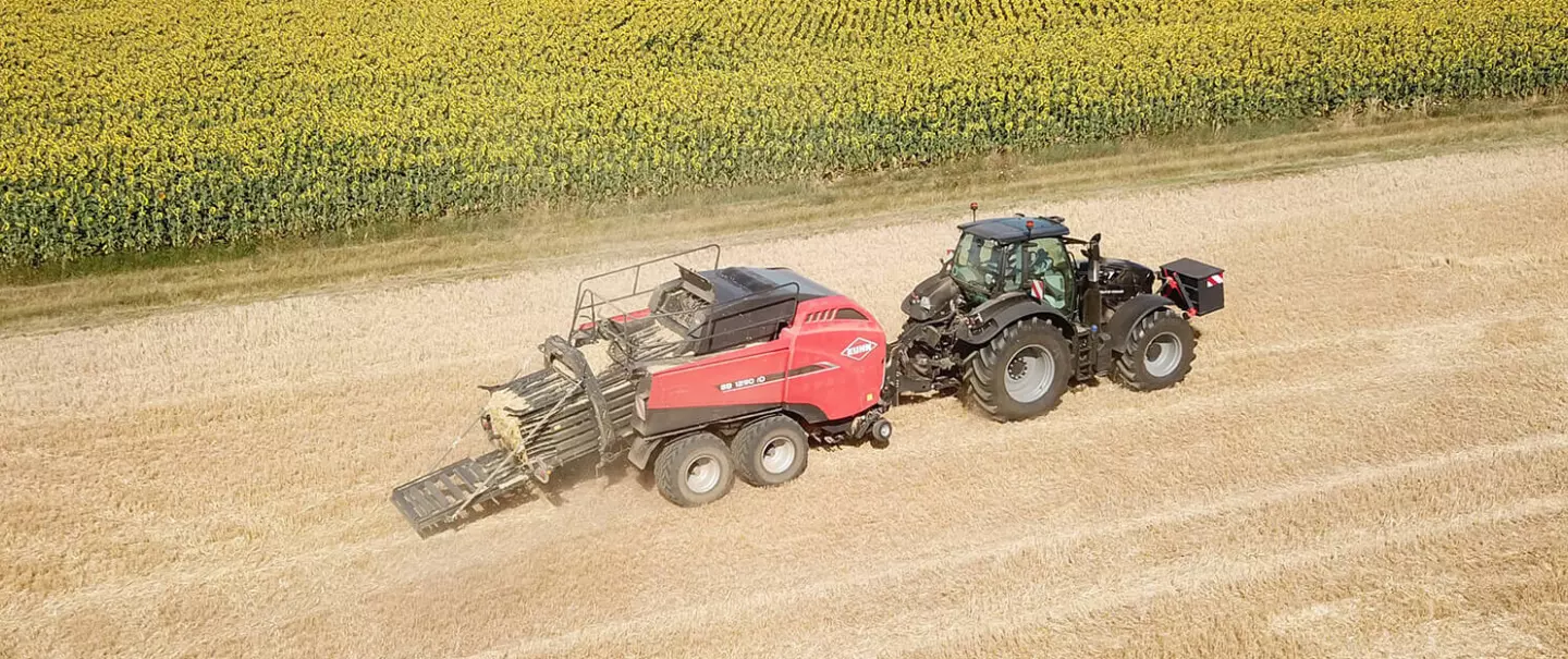 Presse à balles SB 1290 iD au travail