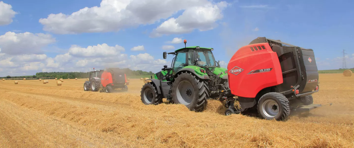 Une presse VB 3195 suivant une autre VB 3195 dans un champ, mettant de la paille