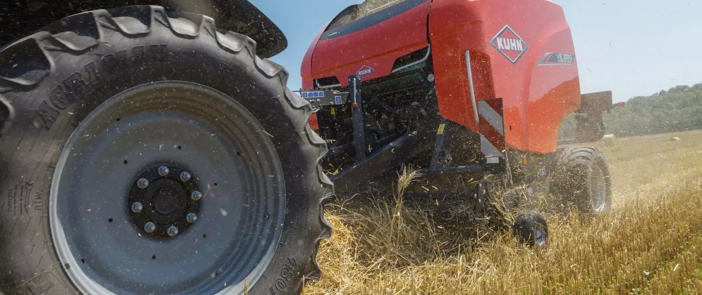 Presse VB 3185 travaillant dans un champ, pressant de la paille